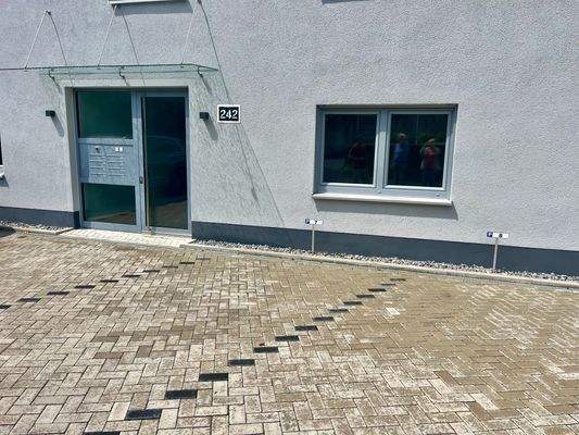 Eingangsbereich und KFZ Stellplatz