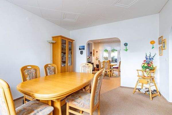 Esszimmer mit Blick ins Wohnzimmer mit weiterem Essbereich