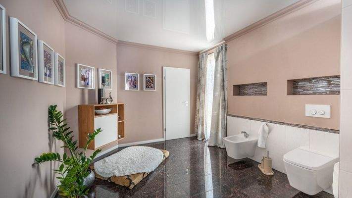 Exklusives Tageslichtbadezimmer im Erdgeschoss