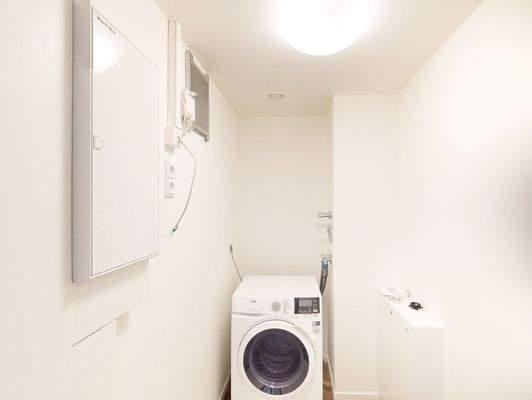 Abstellkammer mit Waschtrockner