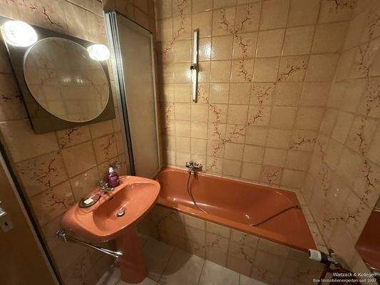 Badezimmer mit Badewanne und Waschbecken....