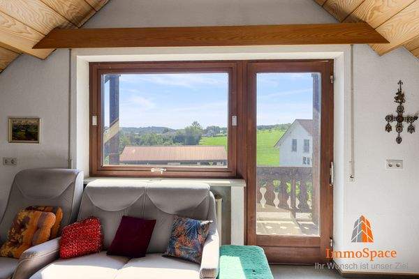 Blick vom Wohnzimmer zum Balkon