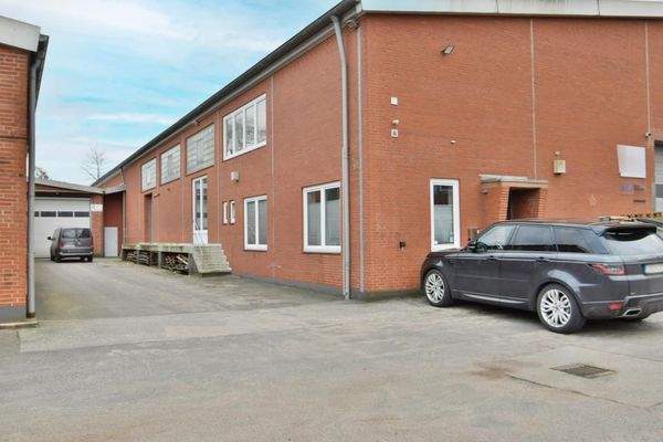 Seiteneingang mit Zufahrt