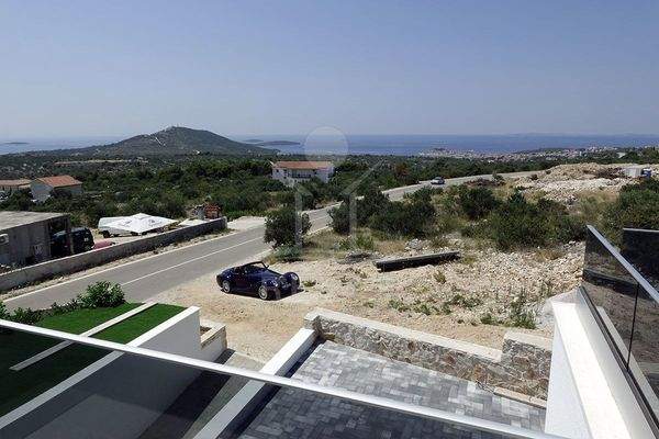 Eine unwiderstehliche Dachterrasse mit Meerblick
