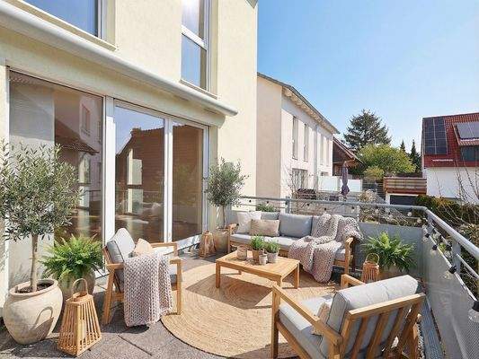 Schöner, großer Balkon mit elektrischer Markise (KI-generiertes Einrichtungsbeispiel)