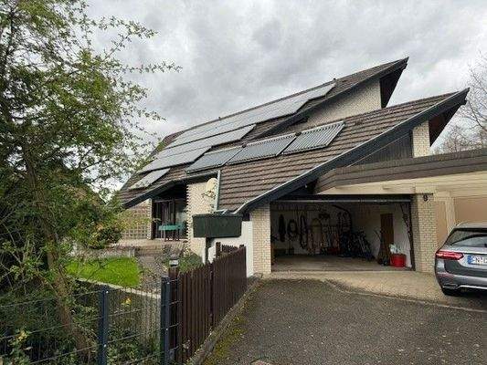 Zufahrt zur Doppelgarage und zum Carport