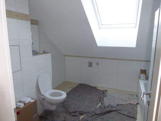 Bad/WC  mit Dusche u. Badewanne, Waschmaschinenanschluss und Fenster