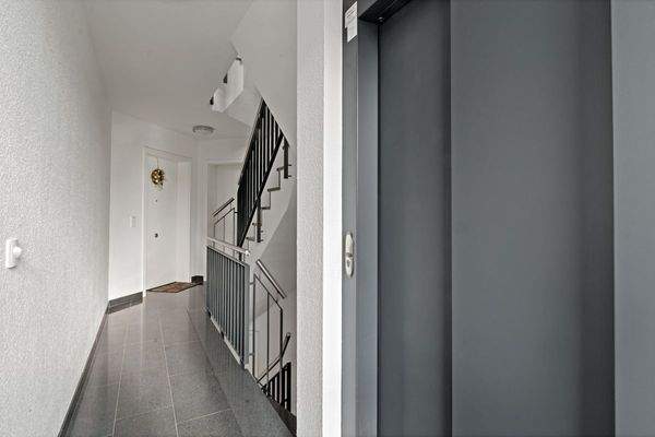 Treppenhaus & Aufzug