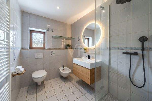 Duschbad im DG mit Beispielgestaltung Waschtisch