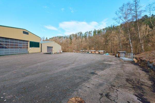 Halle 2 mit Freifläche 