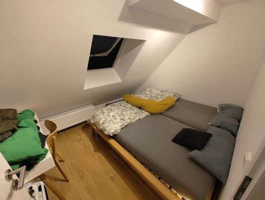 Das Schlafzimmer mit großem Dachfenster