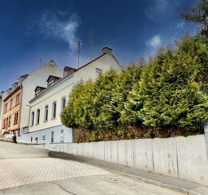 Hausansicht mit Gartenanteil