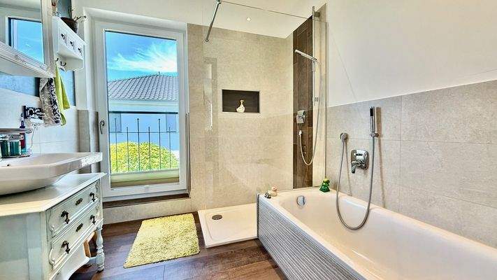 Wellnessbad mit Dusche und Wanne im OG