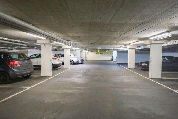 Tiefgarage mit Stellplätzen