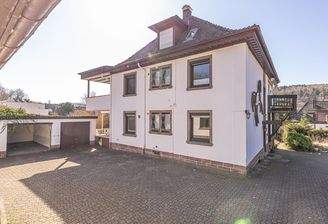 Hausansicht mit Doppelgarage