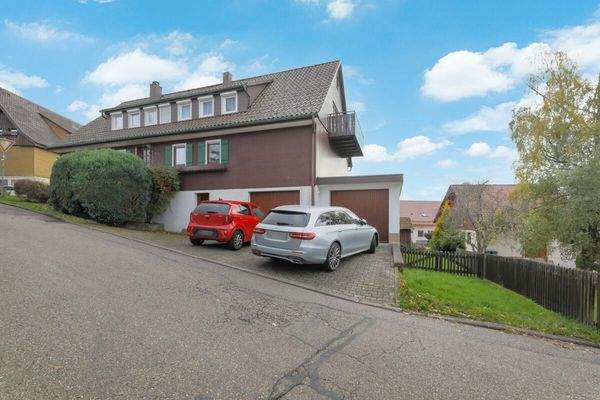 Straßenansicht und Garagen