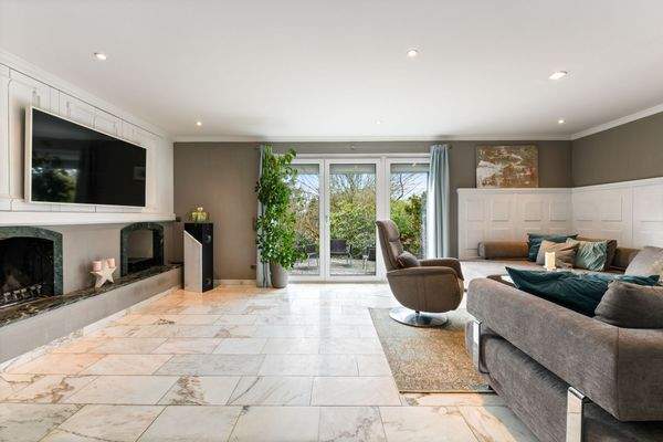 Wohnbereich mit Kamin und zwei Terrassen