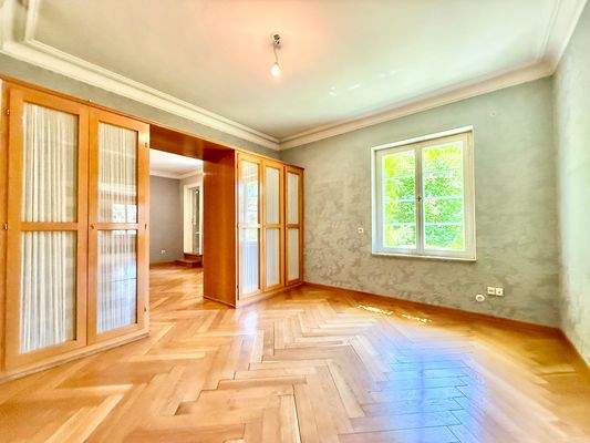 OG linker Flügel: Bewundernswerte Architektur mit Fischgrätenparkett