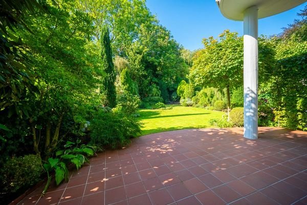 Terrasse mit Blick in den Garten