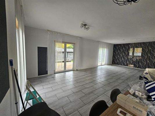 Wohn- und Essbereich mit Zugang zur Terrasse 