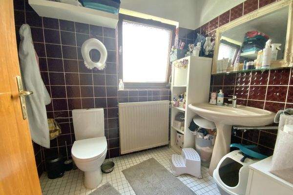 Badezimmer mit Wanne im EG