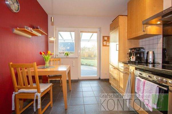 Küche - mit Zugang zur Terrasse / zum Garten