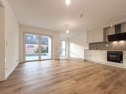 Wohnzimmer mit offener Küche