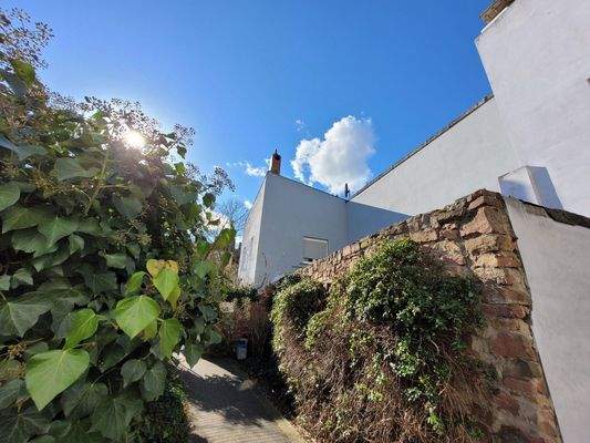 Historische Mauer zum Park