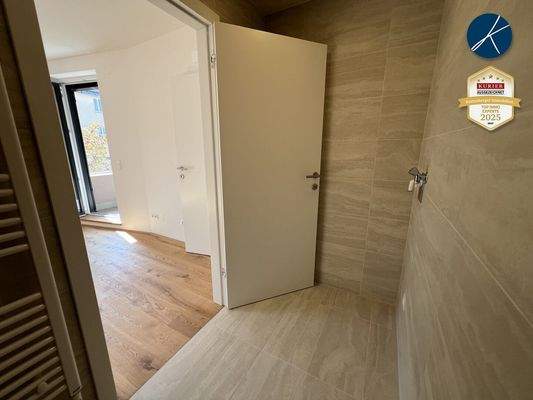 an Schlafzimmer angeschlossenes Bad