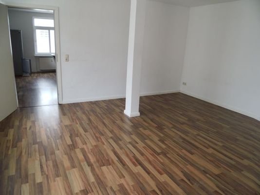 Wohnzimmer mit Blick in die Küche