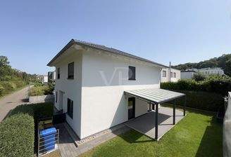 Außenfläche mit überdachter Terrasse