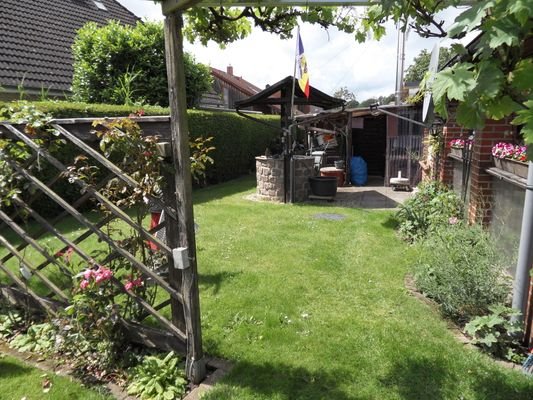 Gartenbereich mit Zierbrunnen.JPG