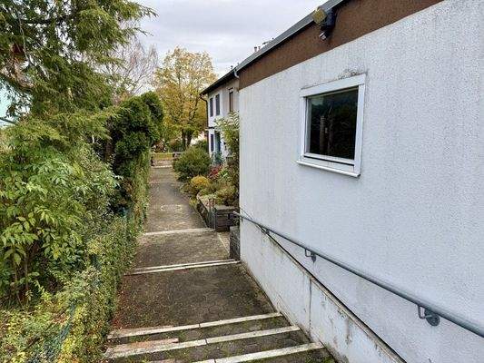 Weg zur Reihenhausanlage