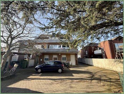 Rückansicht mit PKW Stellplätzen