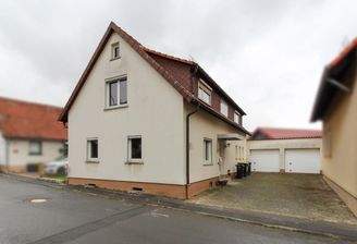 Außenansicht und Hoffläche mit Garagen