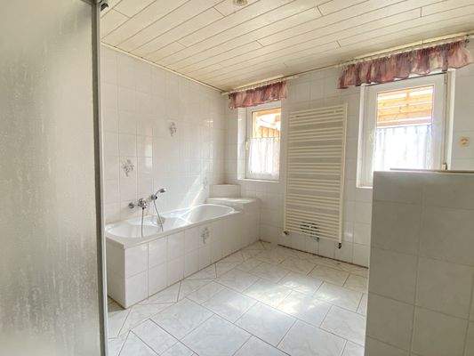 Tageslichtbad mit Wanne&Dusche