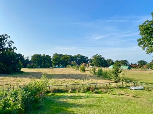 Ausblick auf Garten und angrenzenden Weiden