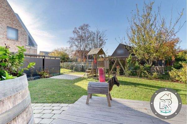 Gartenidylle mit Spielbereich und Platz für Familie