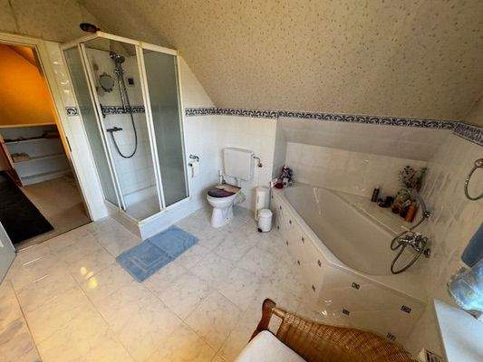 Bad im OG mit Dusche und Eckbadewanne