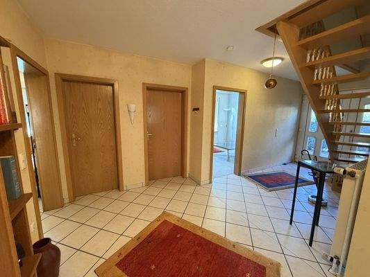 Diele mit Eingangsbereich und Treppenaufgang ins O