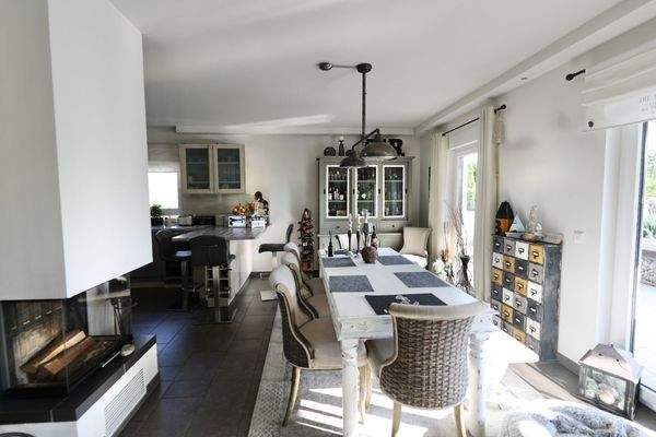 EG: Wohn-/Essbereich Kamin