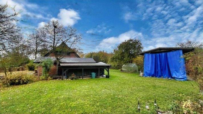 Grundstück mit Holzunterstand und Bootscarport