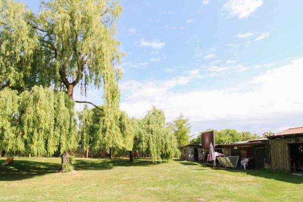 Garten mit Nebengebäuden