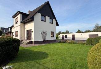Hausansicht mit Hof
