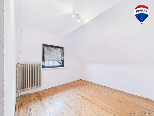 RE/MAX Immobilien DeLux Zweifamilienhaus Lebach - Steinbach  Schlafzimmer