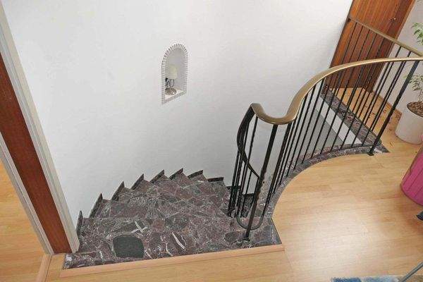 Diele im DG mit Tür zum Dachboden