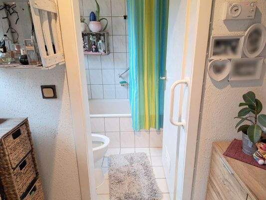 Tageslichtbad mit Badewanne im EG