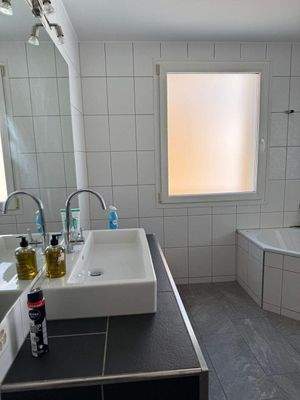 Badezimmer mit Badewanne, Dusche, WC, Waschbecken 