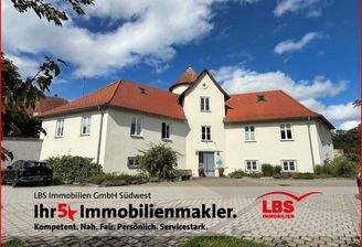 Ansicht vom sanierten Schloß mit Stellplätzen