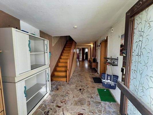 Flur und Treppenaufgang